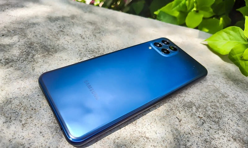 Trường hợp nào cần thay nắp lưng Samsung Galaxy M33 5G?